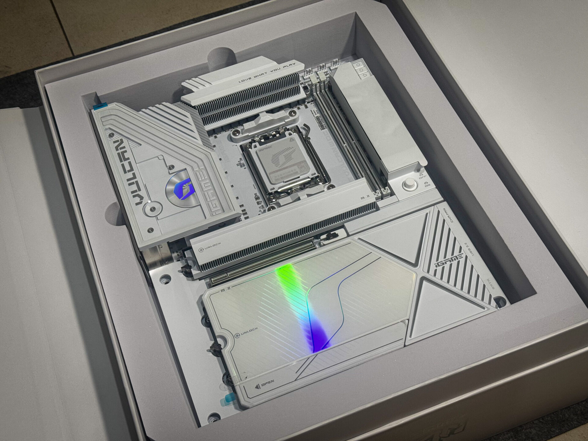 COLORFUL iGame X870E VULCAN W OC V14 Unboxing