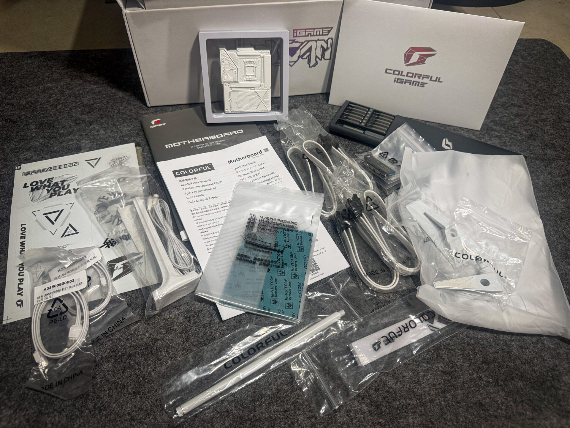 COLORFUL iGame X870E VULCAN W OC V14 Accessories
